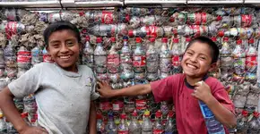 ONG constrói escolas com garrafas pet pela América Latina