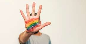 Gay é dopado, torturado e tem suástica desenhada no rosto