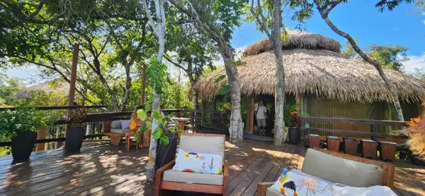 Área externa do bangalô panorâmico do Juma Amazon Lodge 