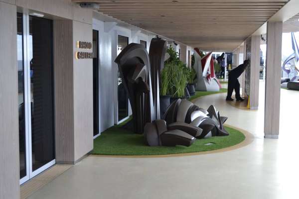 The Concourse é um jardim de esculturas ao ar livre, com obras projetadas por Alexander Krivosheiw 