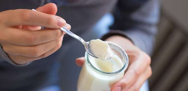 Como fazer um iogurte cremoso incrível usando só 2 ingredientes