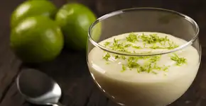 Você não vai acreditar como esse mousse de limão com 2 ingredientes fica tão cremoso