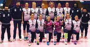 Brasileira trans ganha vaga em time feminino de vôlei na Itália