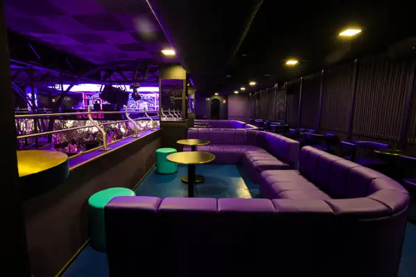 Sem roteiro definido, cada visita ao Love Cabaret sai diferente da outra: luz, som e clima evoluem no ritmo de quem está ali, do mais leve ao mais intenso, sem pressa