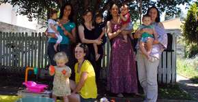 Sem babás ou creches, mães criam grupos para cuidar dos filhos