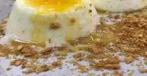 Panacota de laranja com iogurte grego e creme de leite