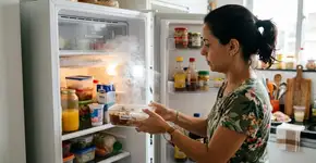 Demorei muito para entender por que a comida pelando não deve ser guardada na geladeira com tampa fechada