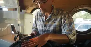 Marca de roupas incentiva reparo de peças usadas