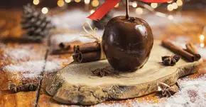 Você nunca mais vai querer a maçã do amor tradicional depois de provar essa com chocolate