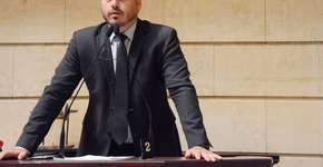 Bolsonaro diz que o filho Carlos merece um cargo de ministro