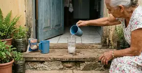 Para que serve colocar um copo com sal grosso atrás da porta de entrada? O que isso significa?