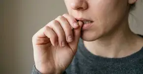 O que significa roer unhas em momentos de tédio, segundo a psicologia comportamental