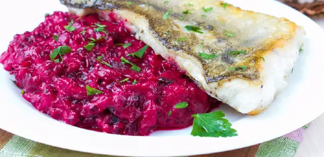 Prepare o melhor peixe grelhado com salada de beterraba