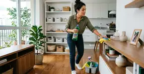 Pessoas que conversam sozinhas enquanto realizam tarefas domésticas têm este perfil cognitivo, segundo a psicologia