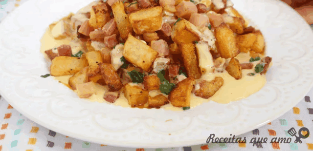 Faça essa batata com molho cremoso de queijo e nunca mais queira comer de outro jeito