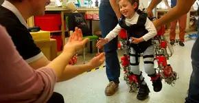 Exoesqueleto possibilita que crianças com atrofia muscular espinhal andem pela primeira vez