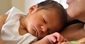 Seu colo aquece, seu cheiro conforta: entenda a importância do contato pele a pele com o bebê