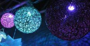 Decoração barata: aprenda a fazer uma luminária com barbante e bola de plástico