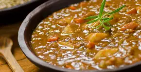 Esse ensopado de lentilhas vai aquecer seu coração no inverno