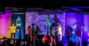 Fotos de crianças nas mídias sociais financiam recursos para ONGs