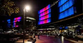 Tecnologia transforma prédio em telas para arte interativa