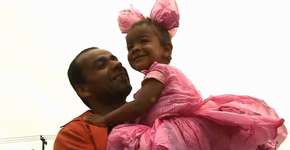 Sem dinheiro, pai cria fantasia com sacolas de mercado para filha