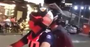 Bolsonaro comete grave infração ao pilotar uma moto e fica impune