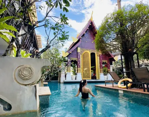 Piscina do hotel Burasari, em Phuket