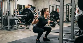 Um agachamento correto não é o mais profundo, mas sim aquele executado com controle, estabilidade e postura adequada para cada pessoa.