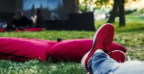 Hotel promove sessão de cinema e karaokê ao ar livre grátis