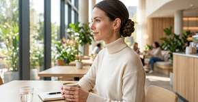 O coque baixo trançado é um penteado preso fácil para o dia a dia que dá sofisticação aos cabelos finos