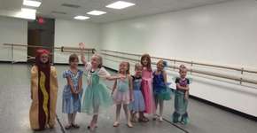 Garotinha vai à festa do ‘Dia das Princesas’ vestida de cachorro-quente e encanta a todos