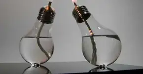 Faça uma lamparina com óleo do cozinha usado e lâmpada queimada