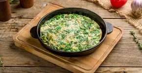 O sabor do omelete de espinafre e queijo para o café da manhã