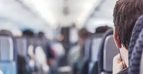 Como se distrair durante um longo voo