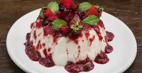 Manjar de coco com frutas vermelhas lindo e muito gostoso