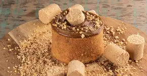 Aprenda o truque que deixa o bolo de paçoca ainda mais fofo e saboroso