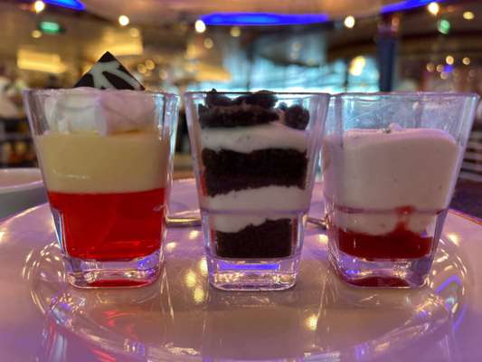 Trio de sobremesas, sendo uma sem gl