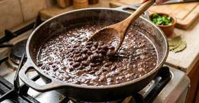 Poucas pessoas sabem, mas colocar o sal no momento certo pode mudar totalmente o sabor do feijão
