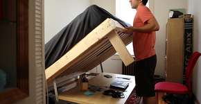 Cama que vira mesa ajuda a aproveitar pequenos espaços