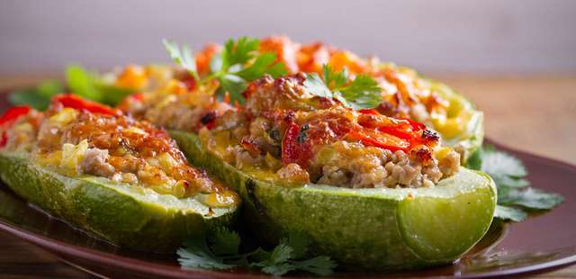 Esta abobrinha recheada é o prato prático que salva qualquer dia corrido