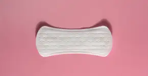 Quem tem direito a absorvente gratuito na Farmácia Popular? Confira