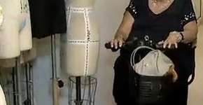 Nem cadeira de rodas impede costureira de 90 anos de cursar faculdade de moda