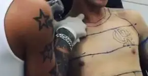 Torcedor do Flamengo tatua camisa em tamanho real no corpo