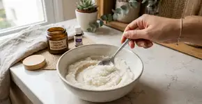 Basta adicionar uma colher de açucar ao seu hidratante para ter a pele dos sonhos em poucos dias