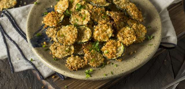 Chips de abobrinha empanada que são saudáveis, fáceis e viciantes!