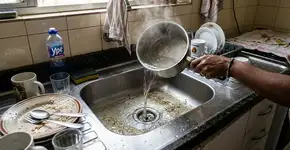 Como desentupir uma pia em dois minutos sem encanador e com materiais facilmente encontrados?