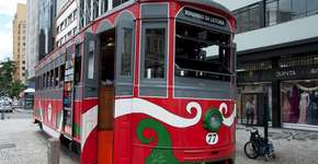 Antigo bonde virou biblioteca pública em Curitiba