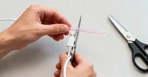 O truque do canudinho para proteger o cabo do carregador