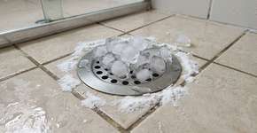 Banheiro limpo, mas com cheiro de esgoto? Pare de gastar com produtos caros: o segredo para eliminar o odor do ralo custa centavos e está no seu congelador